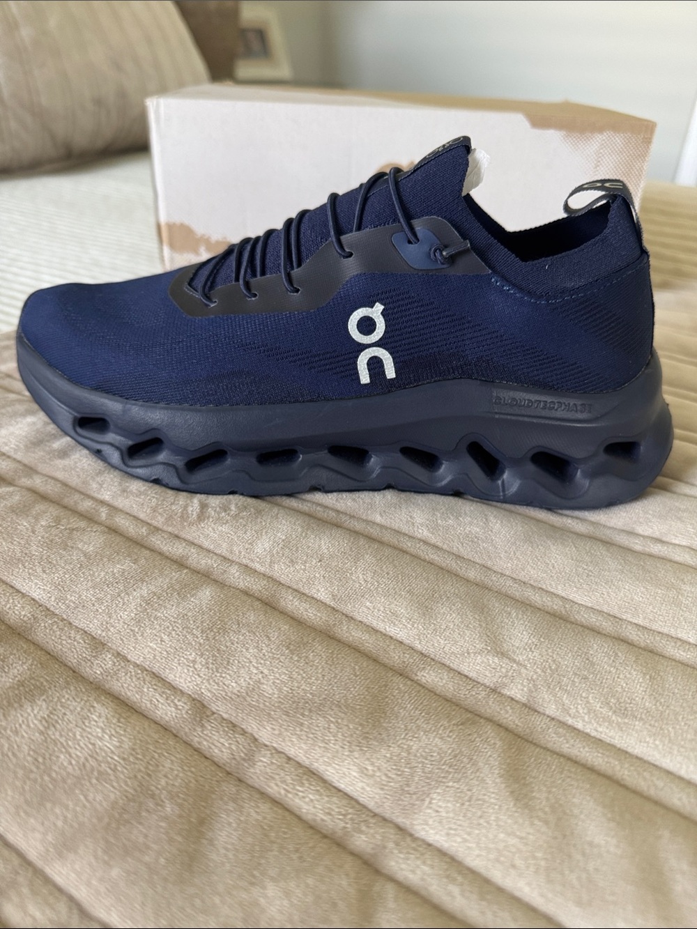 On Running Navy x Loewe!